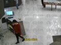 VIDEO: ‘¡Eres una p…!’; huésped da brutal golpiza a joven recepcionista de un hotel de lujo