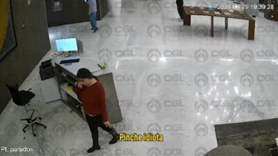 VIDEO: ‘¡Eres una p…!’; huésped da brutal golpiza a joven recepcionista de un hotel de lujo