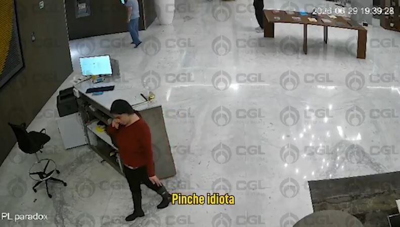 VIDEO: ‘¡Eres una p…!’; huésped da brutal golpiza a joven recepcionista de un hotel de lujo