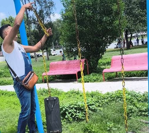VIDEO. Vecino toma sus herramientas y arregla por su cuenta un parque en Edomex