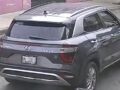 VIDEO. Conductor en una camioneta huye tras llevarse varias motos estacionadas