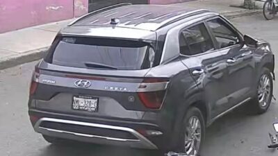 VIDEO. Conductor en una camioneta huye tras llevarse varias motos estacionadas