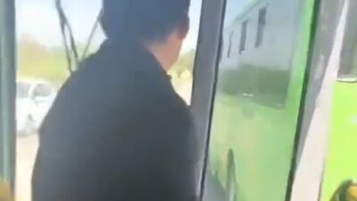 VIDEO. Choferes de camiones provocan choques y arriesgan vidas para ganar la ruta