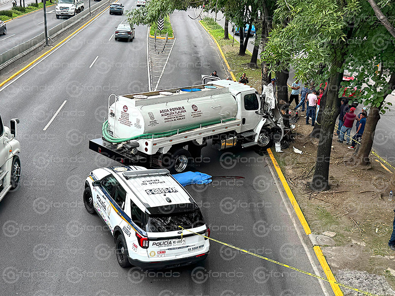 LAMENTABLE. Hombre queda sin vida bajo las llantas de una pipa de agua en Viaducto