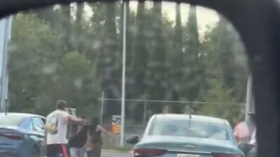 VIDEO: ‘¡Mátala!’; vecinos arman tremenda pelea callejera por un simple ‘laminazo’