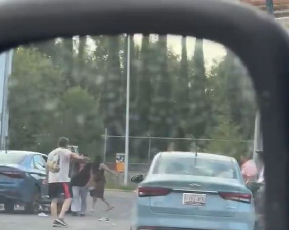 VIDEO: ‘¡Mátala!’; vecinos arman tremenda pelea callejera por un simple ‘laminazo’
