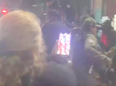 VIDEO: Vecinos salen a protestar para pedir agua y se arma pelea con autoridades
