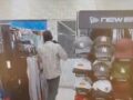 VIDEO: Solitario fardero va al Coppel y adelanta a su manera el ‘Buen Fin’