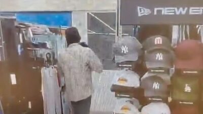 VIDEO: Solitario fardero va al Coppel y adelanta a su manera el ‘Buen Fin’