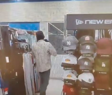 VIDEO: Solitario fardero va al Coppel y adelanta a su manera el ‘Buen Fin’
