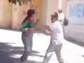 VIDEO: Adolescente de secundaria reta a golpes a una compañera y ella lo deja en ridículo