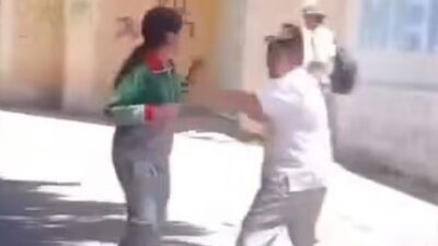 VIDEO: Adolescente de secundaria reta a golpes a una compañera y ella lo deja en ridículo