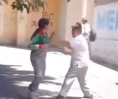 VIDEO: Adolescente de secundaria reta a golpes a una compañera y ella lo deja en ridículo
