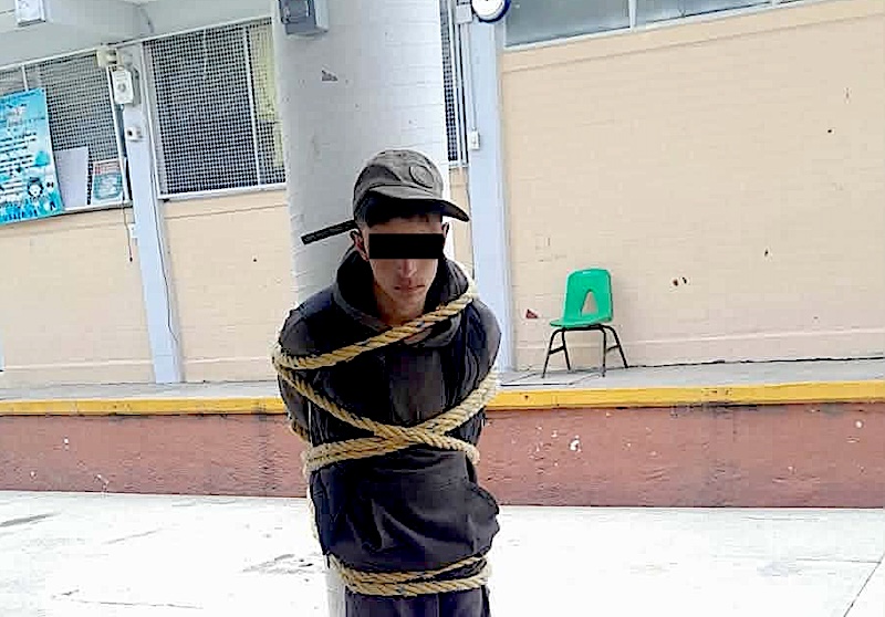 MALVIVIENTE. Padres de familia capturan y amarran a delincuente que ha robado cuatro escuelas