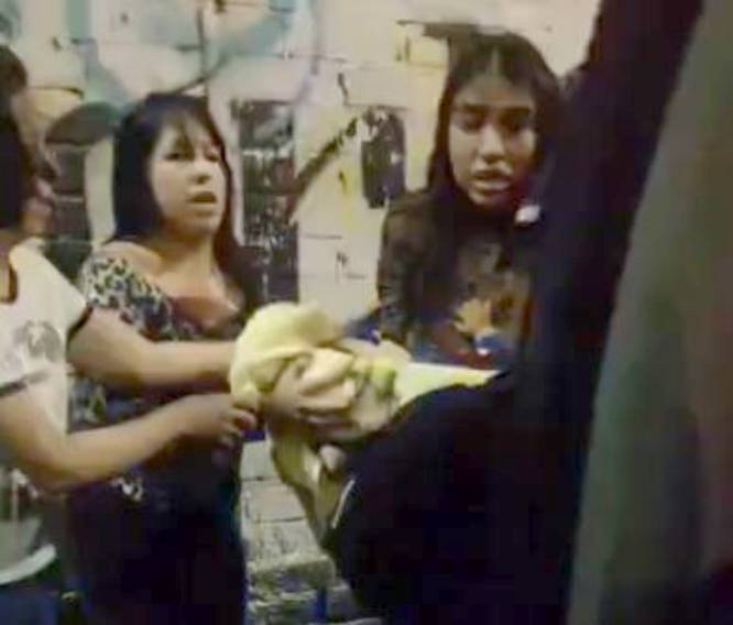 VIDEO. ‘¡Ya está morado!’; policías salvan la vida a un bebé que no podía respirar