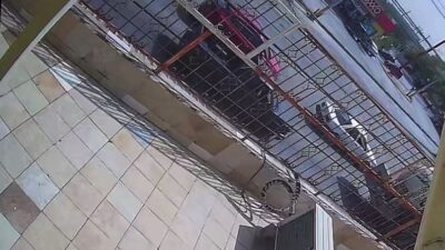 VIDEO: ‘Cuando no te toca…’; hombre se salva de morir aplastado en medio de un choque