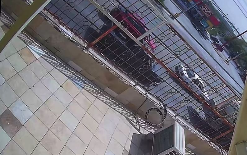 VIDEO: ‘Cuando no te toca…’; hombre se salva de morir aplastado en medio de un choque