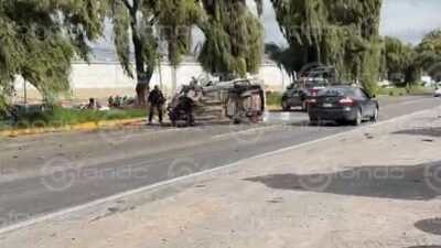 URGENTE: Dos hombres iban en un Aveo, se estrellan contra un árbol y mueren