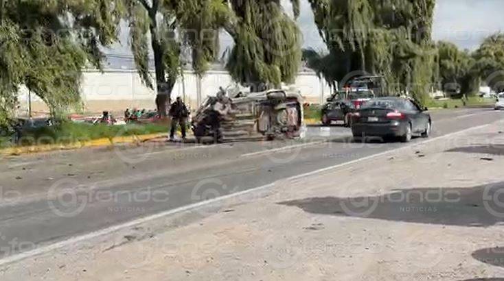 URGENTE: Dos hombres iban en un Aveo, se estrellan contra un árbol y mueren