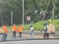 VIDEO: Vendedores ambulantes y motociclistas arman batalla campal en la avenida