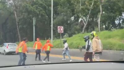 VIDEO: Vendedores ambulantes y motociclistas arman batalla campal en la avenida
