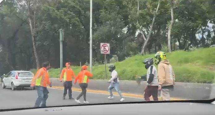 VIDEO: Vendedores ambulantes y motociclistas arman batalla campal en la avenida