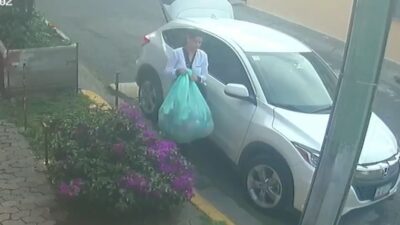 VIDEO: Señora baja de un ‘camionetón’ y deja una enorme bolsa de basura en la calle