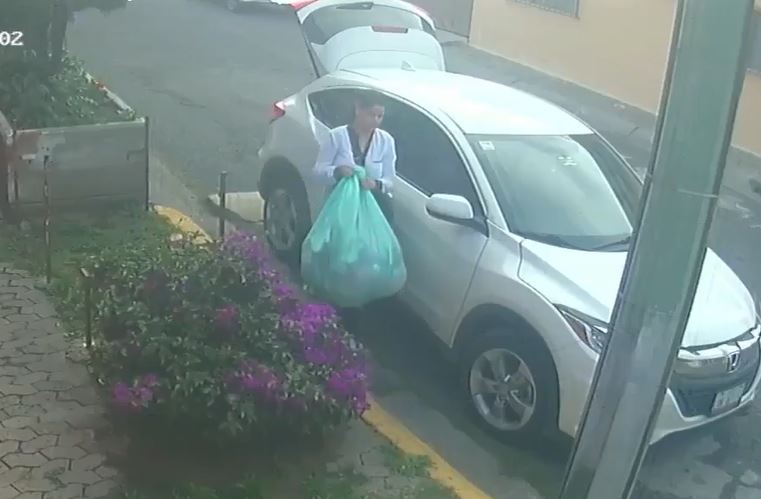 VIDEO: Señora baja de un ‘camionetón’ y deja una enorme bolsa de basura en la calle