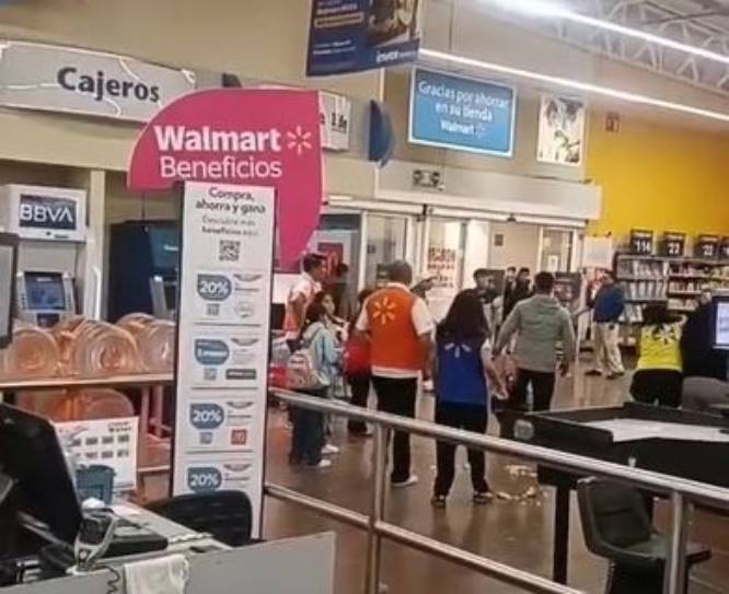 VIDEO. Banda de farderos destrozan y arman un show lamentable en una tienda Walmart