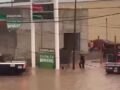 VIDEO: Policía se electrocuta al intentar ayudar a un hombre que murió de una descarga