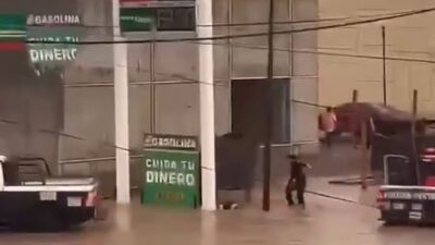 VIDEO: Policía se electrocuta al intentar ayudar a un hombre que murió de una descarga