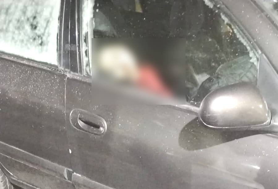 EJECUCIÓN: Pareja estaba en un auto por la madrugada cuando los acribillaron