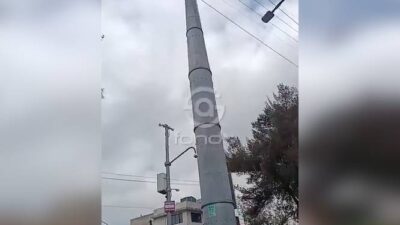 URGENTE: Rescatan a señor sin playera que subió a un poste del Cablebús