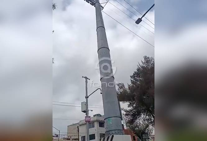 URGENTE: Rescatan a señor sin playera que subió a un poste del Cablebús