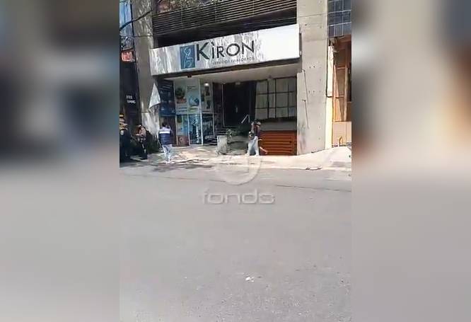URGENTE: Trabajador cae de unos cinco metros y muere en un edificio