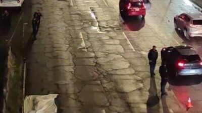 TRAGEDIA: Hombre cae de un puente y varios vehículos le pasan encima