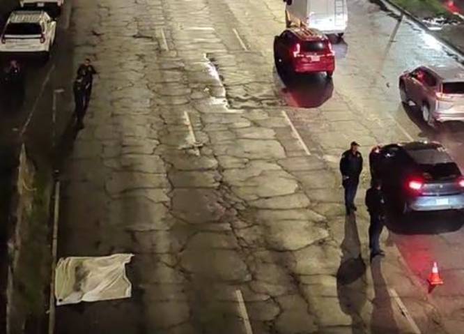 TRAGEDIA: Hombre cae de un puente y varios vehículos le pasan encima