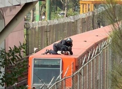 VIDEO. Sujeto andaba ‘en el viaje’ y causó un enorme caos en el Metro