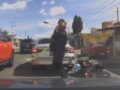 VIDEO: Bebé cae de una moto mientras su padre buscaba pelea con un conductor