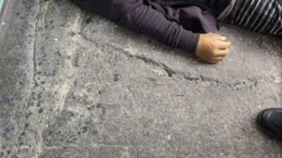 SALVAJE: Hombre lleno de golpes amanece muerto tirado en una banqueta