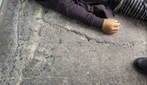 SALVAJE: Hombre lleno de golpes amanece muerto tirado en una banqueta