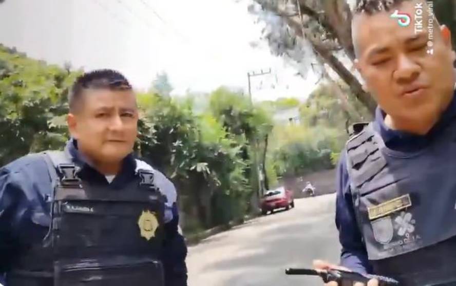 VIDEO: ‘Por eso, joven…’; policías amenazan a biker con corralón de la manera más absurda