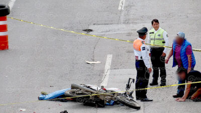 DOLOR. Antonio murió en un accidente de motocicleta; familiares lloran junto a su cuerpo
