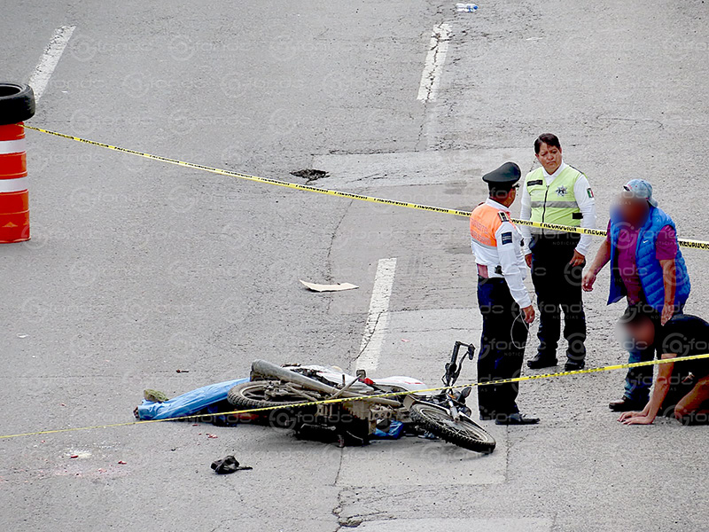 DOLOR. Antonio murió en un accidente de motocicleta; familiares lloran junto a su cuerpo
