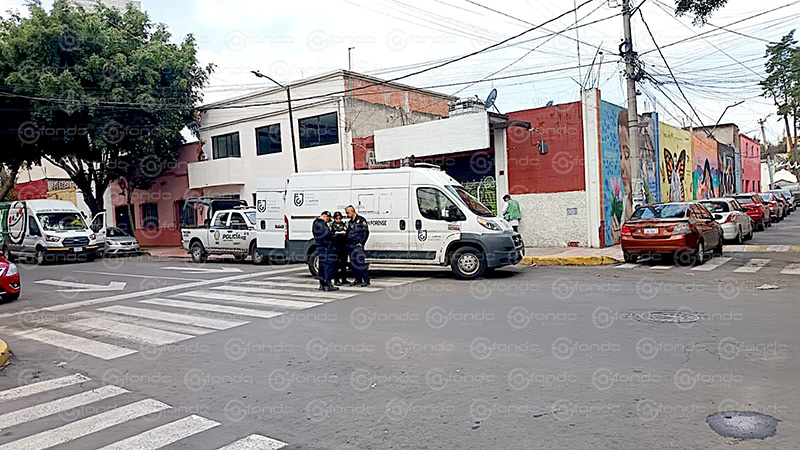 TERRIBLE. «Solo llegó a morirse»; vecinos encuentran a un hombre sin vida en la banqueta
