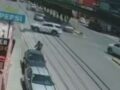VIDEO: Conductor de camioneta arrolla a un motociclista y se da a la fuga