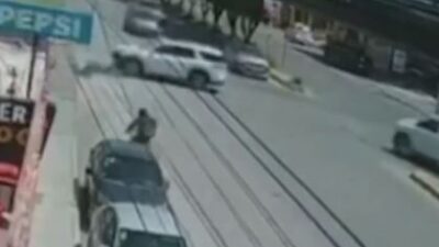 VIDEO: Conductor de camioneta arrolla a un motociclista y se da a la fuga