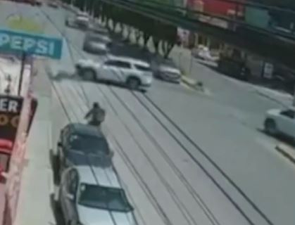 VIDEO: Conductor de camioneta arrolla a un motociclista y se da a la fuga