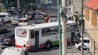 URGENTE: Lunes trágico; motociclista muere junto al carril del Mexibús