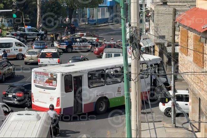 URGENTE: Lunes trágico; motociclista muere junto al carril del Mexibús